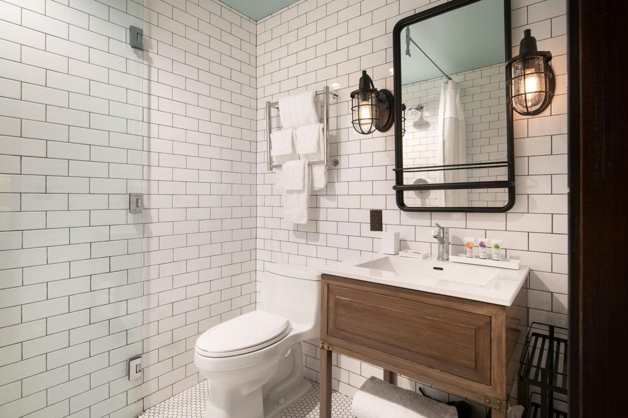 DOUBLE UP 185 SQF Guest room 2 Queen